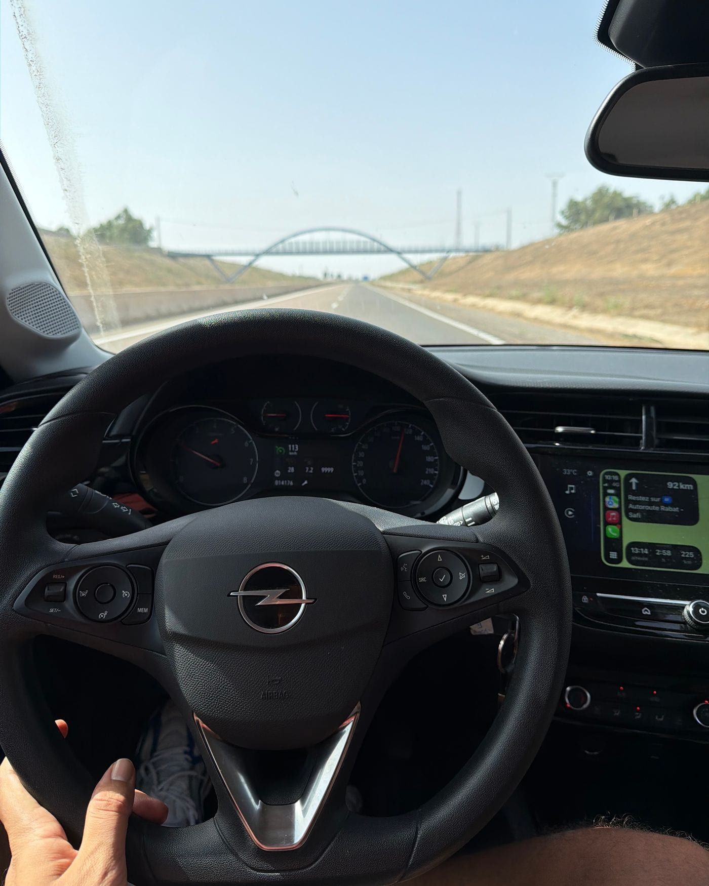 Vue du conducteur dans une Opel Corsa de l’agence, sur l’autoroute