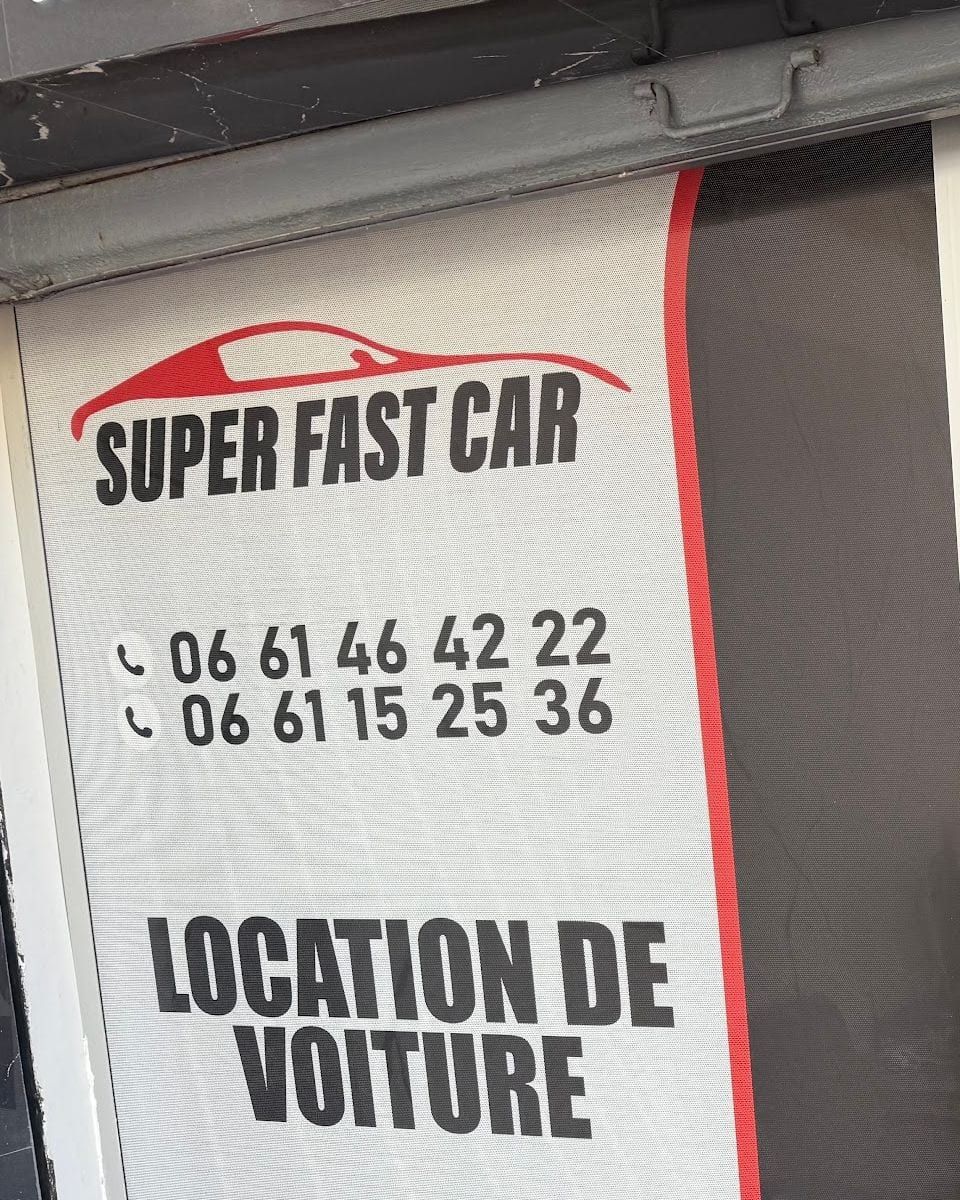 Enseigne Super Fast Car : logo rouge, deux numéros de téléphone et « LOCATION DE VOITURE »